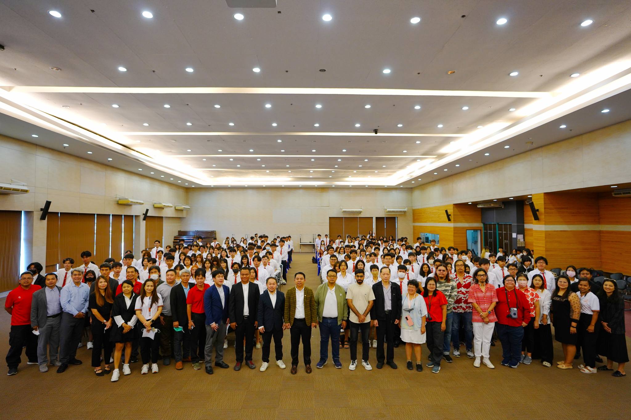 ต้อนรับน้องใหม่ “FOA.D First date 2024” ในวันที่ 28 มิถุนายน 2567 คณะสถาปัตยกรรมศาสตร์และการออกแบบ มหาวิทยาลัยเทคโนโลยีราชมงคลรัตนโกสินทร์ ได้จัดโครงการต้อนรับน้องใหม่ “FOA.D First date 2024” และปฐมนิเทศนักศึกษาใหม่ ณ ห้อง A508 ชั้น 5 อาคารสิรินธร และ ลานกิจกรรม ชั้น 2 อาคารสิรินธร นำโดย ผู้ช่วยศาสตราจารย์ ดร.โสรัจ พฤติโกมล คณบดี เป็นประธานในพิธี กล่าวเปิดโครงการและให้โอวาท พร้อมด้วยวิทยากรพิเศษได้แก่ - ดร.ชัยอนันต์ สาขะจันทร์ รองคณบดีฝ่ายบริหารและวางแผน , ผศ.เกริกรัฐ ตั้งวงษ์อุทัย แนะนำอาคาร ระเบียบ ข้อบังคับการใช้สถานที่ และแนะนำบุคลากร - การบรรยาย ในหัวข้อ “ประสบการณ์จากรุ่นพี่สู่รุ่นน้อง” โดยศิษย์เก่าคณะฯ - บรรยาย ในหัวข้อ “แนวความคิดด้านการดำเนินชีวิตและการนำศาสตร์ของวิชาสถาปัตย์มาประยุกต์ใช้ในสายอาชีพ” โดย คุณเอกราช ลักษณสัมฤทธิ์ สถาปนิกและคอนเทนต์ครีเอเตอร์