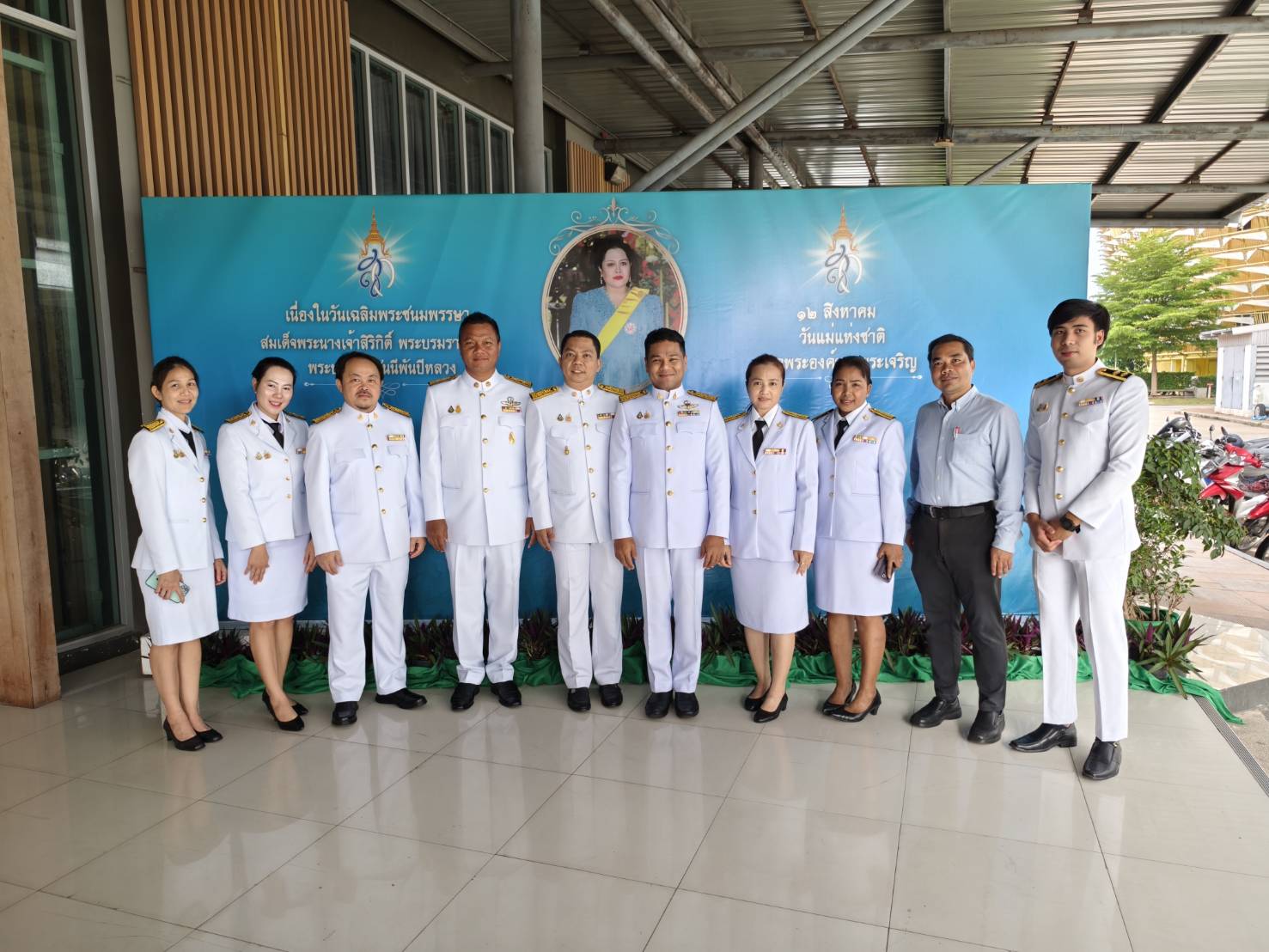 "วันแม่แห่งชาติ” 12 สิงหาคม ในวันที่ 8 เมษายน 2567 คณะสถาปัตยกรรมศาสตร์และการออกแบบ โดยผู้ช่วยศาสตราจารย์ ดร.โสรัจ พฤฒิโกมล คณบดี พร้อมผู้บริหาร คณาจารย์ เจ้าหน้าที่ และนักศึกษาเข้าร่วมโครงการเฉลิมพระเกียรติสถาบันพระมหากษัตริย์ “วันเฉลิมพระชนมพรรษาสมเด็จพระนางเจ้าสิริกิติ์ พระบรมราชินีนาถพระบรมราชชนนีพันปีหลวง วันแม่แห่งชาติ” 12 สิงหาคม เพื่อแสดงความจงรักภักดีต่อสถาบันพระมหากษัตริย์และสำนึกในพระมหากรุณาธิคุณ ณ หอประชุมบัวสวรรค์ มทร.รัตนโกสินทร์