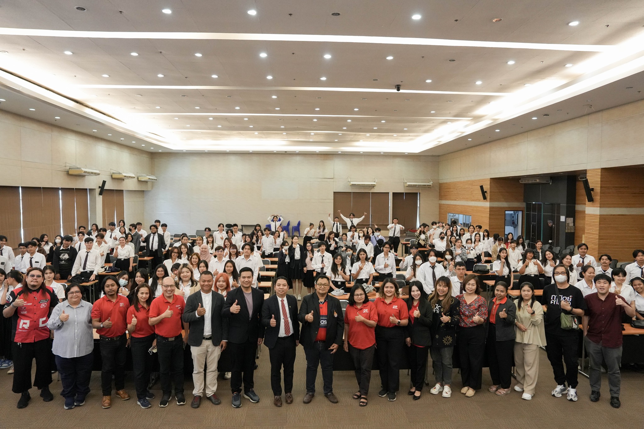 ปัจฉิมนิเทศนักศึกษา 2567 ในวันศุกร์ที่ 24 มกราคม 2568 คณะสถาปัตยกรรมศาสตร์และการออกแบบ มทร.รัตนโกสินทร์ ได้จัดโครงการปัจฉิมนิเทศนักศึกษา ประจำปีการศึกษา 2567 โดย ผู้ช่วยศาสตราจารย์ ดร.โสรัจ พฤฒิโกมล คณบดี เป็นประธานในพิธีการกล่าวเปิดโครงการและให้โอวาท พร้อมด้วย ผู้ช่วยศาสตราจารย์ ดร.ขวัญชัย จันทนา กล่าวรายงาน ทั้งนี้มีการบรรยายพิเศษ โดยวิทยากรจาก บริษัท JOBTOPGUN ในหัวข้อ “การเขียนเรซูเม่ให้ปัง...จบใหม่ยังไงก็ได้งาน” Workshop การสร้าง Super Resume (ใบสมัครงาน) ออนไลน์ พร้อมการนำเสนอตัวตน เคล็ดลับ เทคนิค การเตรียมตัวสัมภาษณ์งาน #ถาปัตย์ศาลายา #FOAD #RMUTR #คณะสถาปัตยกรรมศาสตร์และการออกแบบ #มหาวิทยาลัยเทคโนโลยีราชมงคลรัตนโกสินทร์